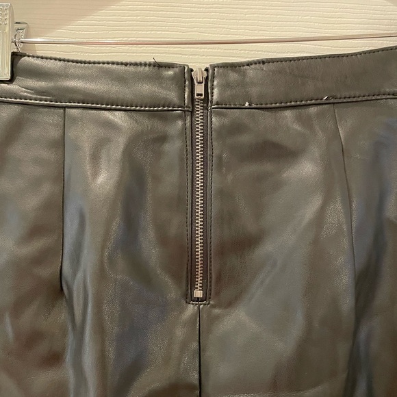 Faux leather mini skirt with small slit - Picture 7 of 7